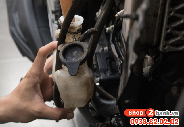 Khi nào cần súc két nước và thay nước mát xe máy - 1