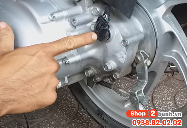 Cảm biến tốc độ xe ab 125-160 nằm ở đâu - 2