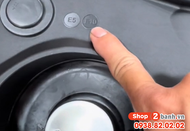Xem ở đâu trên xe máy để biết có đổ được xăng e10 - 2