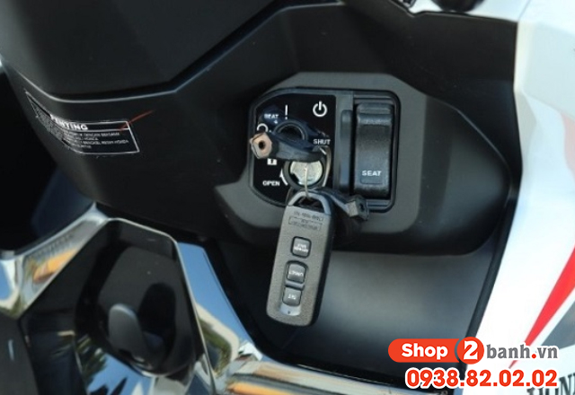 Cách mở xe vario khi chìa khóa smartkey hết pin - 2