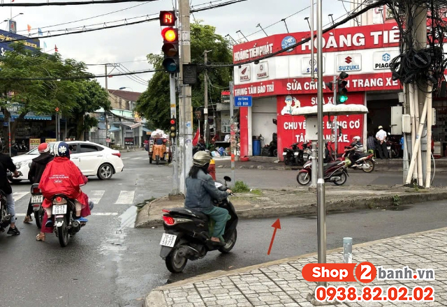 Vạch dừng nằm trước tiểu đảo xe máy có được quẹo phải khi đèn đỏ không - 2