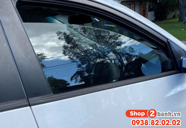 Hạ hé kính xe ô tô khi trời mưa có tác dụng gì - 3