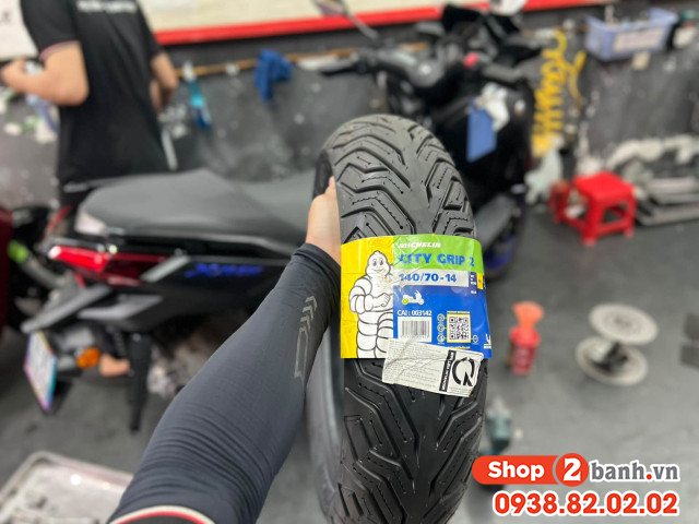 Xe yamaha xmax 300 thay vỏ michelin city grip 2 giá bao nhiêu - 2