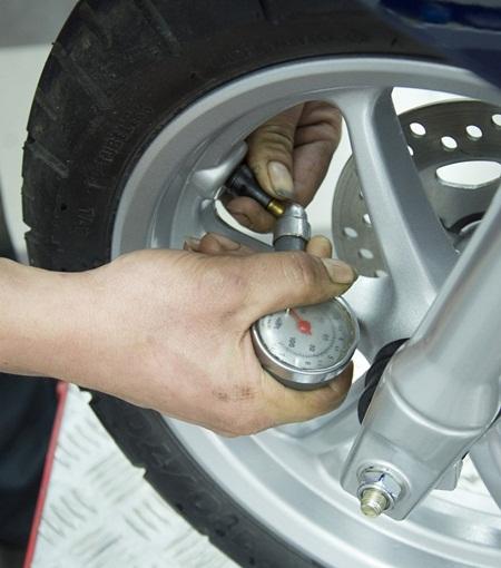 Áp suất bơm hơi ảnh hưởng đến lốp xe tay ga như thế nào?