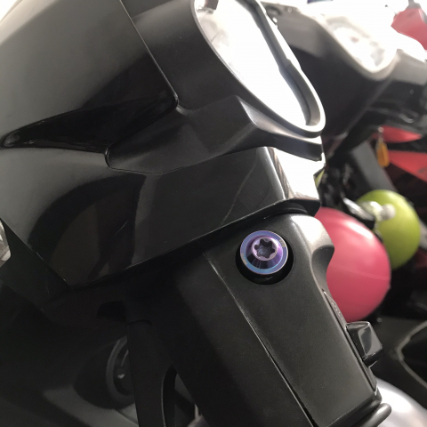 Ốc Titan chụp lỗ kính