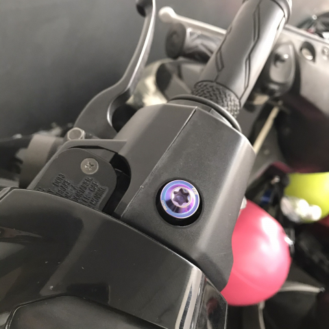 Ốc Titan chụp lỗ kính