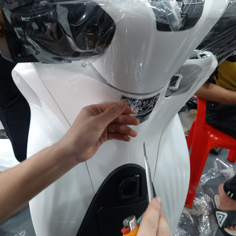 Dán keo trong xe ga lớn, Vespa...