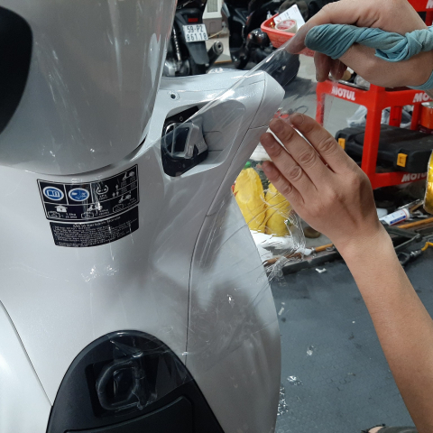 Dán keo trong xe ga lớn, Vespa...