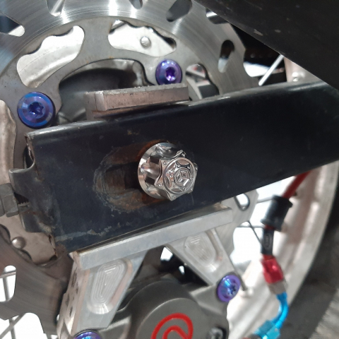 Cốt bánh sau inox Salaya cho Yamaha Exciter 135 (4 số)