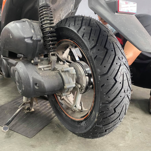 Vỏ Pirelli 150/70-14 Angel Scooter