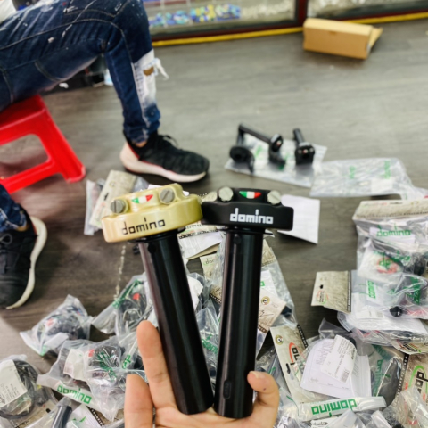 Cùm tăng tốc Domino 2 dây ga dưới màu đen chính hãng