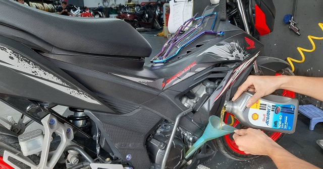 Hướng dẫn tự thay nhớt xe Sonic 150 tại nhà đúng cách