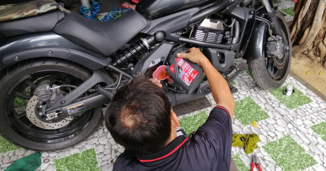 Xe Mô tô Kawasaki Vulcal S 650 thay nhớt bao nhiêu lít?