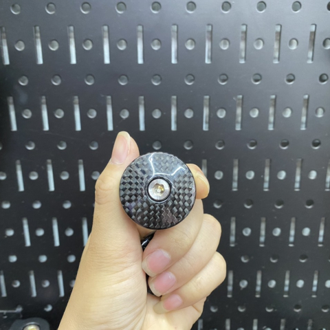 Nút che kính chân kính carbon