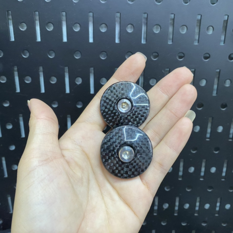 Nút che kính chân kính carbon