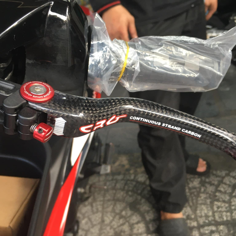 Tay thắng Carbon cho Exciter các đời