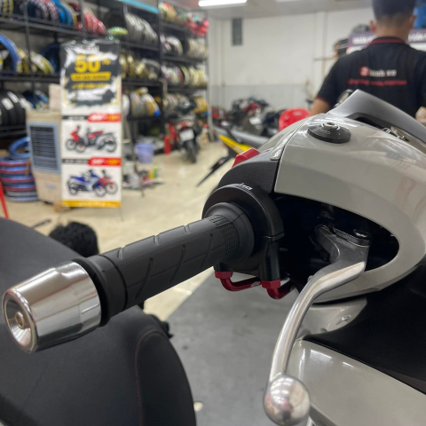 Cùm tăng tốc Domino 2 dây ga dưới màu đen chính hãng