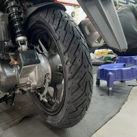 Vỏ Pirelli 110/80-14 Angel Scooter