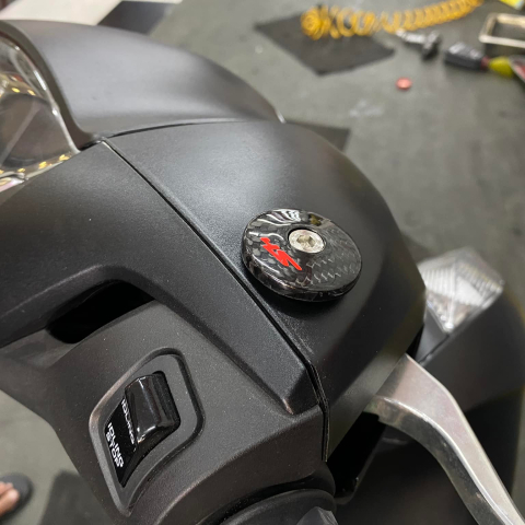 Nút che kính chân kính carbon