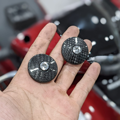 Nút che kính chân kính carbon