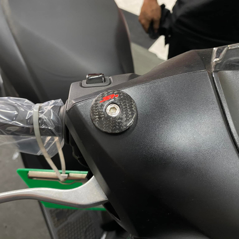 Nút che kính chân kính carbon