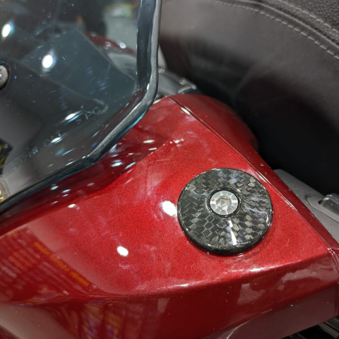 Nút che kính chân kính carbon