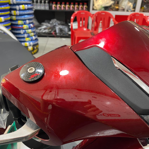 Nút che kính chân kính carbon