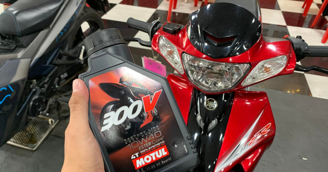 Thay nhớt Motul 300V 10W40 cho xe Yaz 125 chạy có êm máy không?