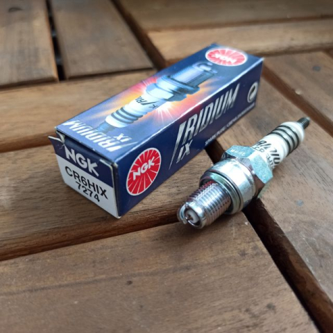 Bugi NGK Iridium CR6HIX chân ngắn dành cho Wave, Dream, Axelo...