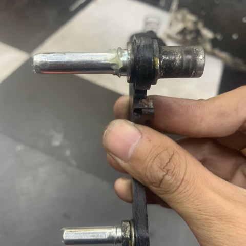 Vệ sinh heo dầu cho xe 1 thắng đĩa