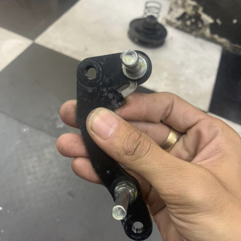 Vệ sinh heo dầu cho xe 1 thắng đĩa