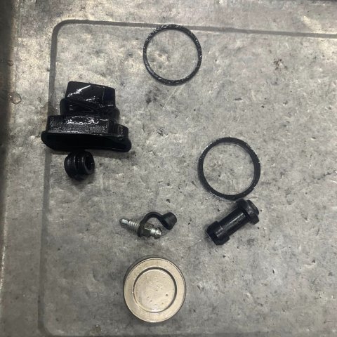 Vệ sinh heo dầu cho xe 1 thắng đĩa