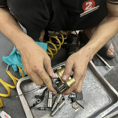 Vệ sinh heo dầu cho xe 1 thắng đĩa