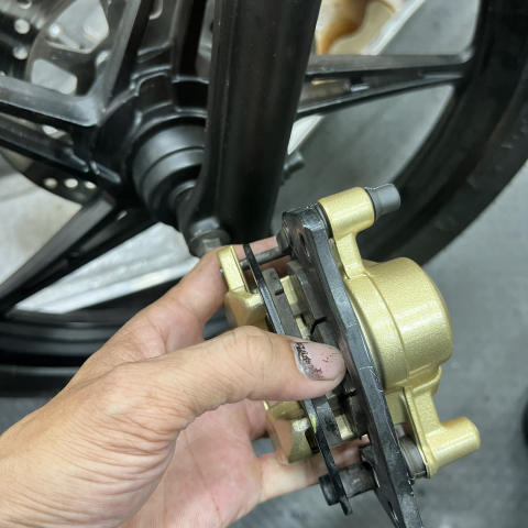 Vệ sinh heo dầu cho xe 2 thắng đĩa