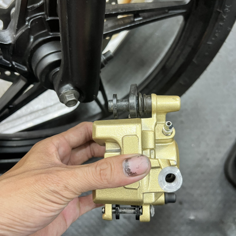 Vệ sinh heo dầu cho xe 2 thắng đĩa