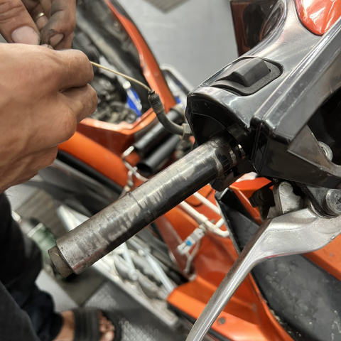 Vệ sinh, làm nhẹ dây ga, dây côn 