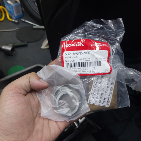 Thay chén cổ xe PCX