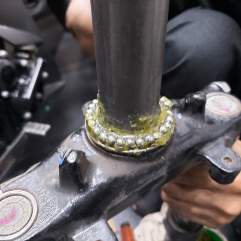 Thay chén cổ xe PCX