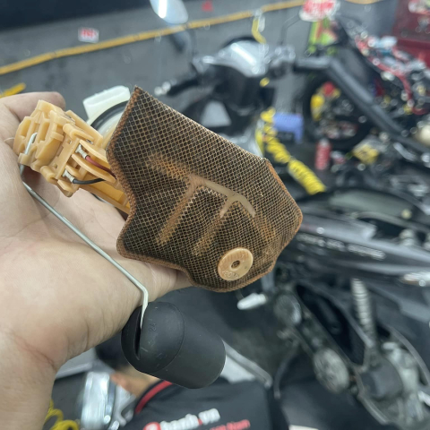 Công thay lọc xăng xe Honda Fi, Yamaha Fi