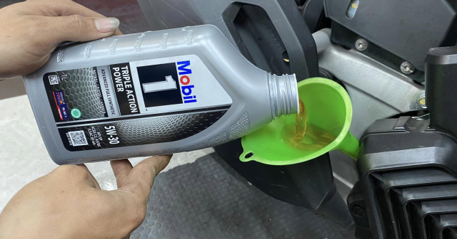 Thay nhớt Mobil 1 5W30 cho Vario 160 có được không?