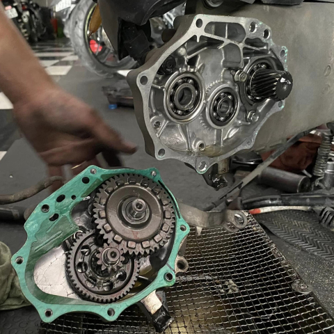 Công vệ sinh và thay bạc đạn lap xe tay ga