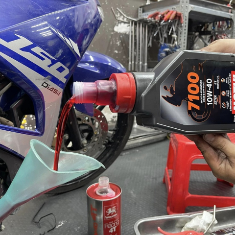 Nhớt Motul 7100 10W40 4T 1L