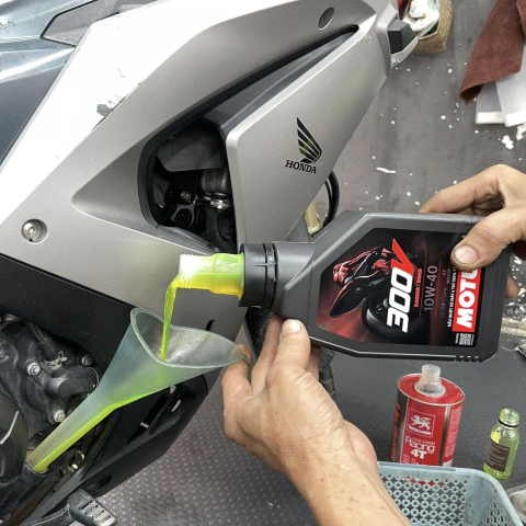 Nhớt Motul 300V Racing/Road 10W40 1L