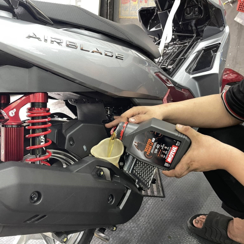 Nhớt Motul Scooter Power LE 5W40 0.8L