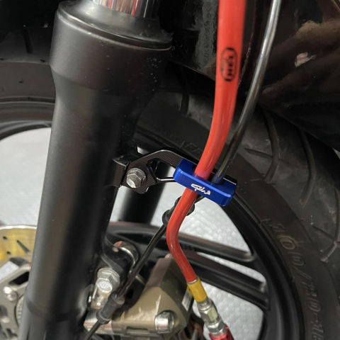 Pát kẹp dây dầu GH Racing (bên trái)