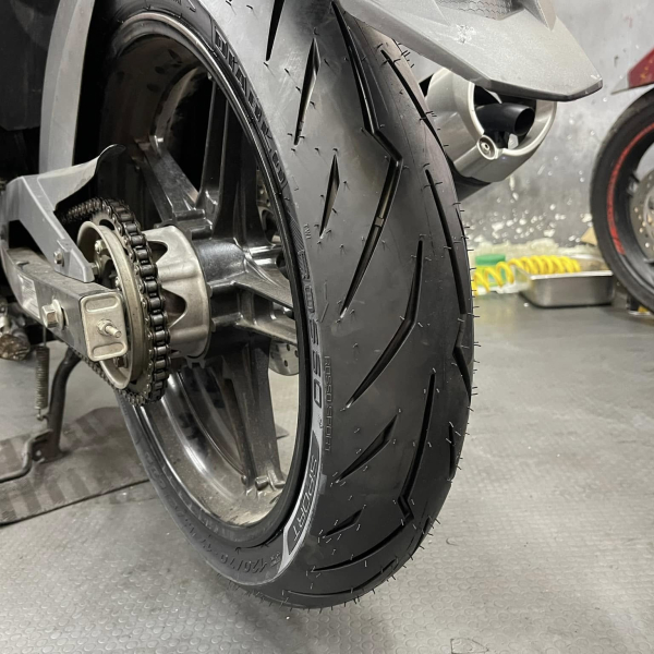 Lốp Pirelli Diablo Rosso Sport (90/80-17 - 120/70-17)