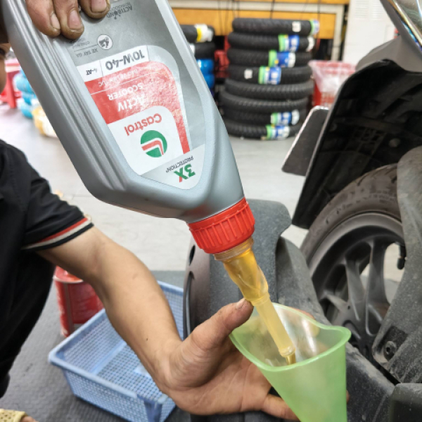 Nhớt Castrol Activ Scooter 10W40 0,8L dành cho xe tay ga