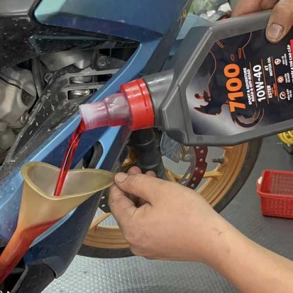 Nhớt Motul 7100 10W40 1L2