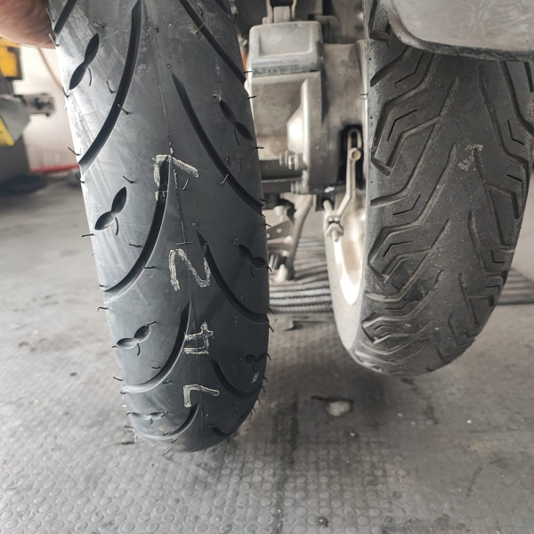 Vỏ Dunlop D307 size 100/90-14 