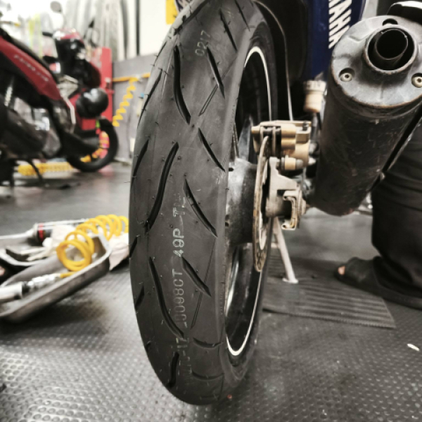 Vỏ Maxxis 100/70-17 Victra M0098CT